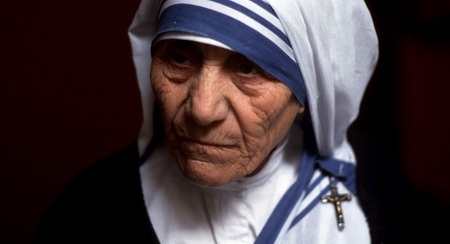 Porträt von Mutter Teresa, Gründerin des Ordens der Missionarinnen der Nächstenliebe, in Kalkutta. (Aufnahmedatum und Aufnahmeort unbekannt)