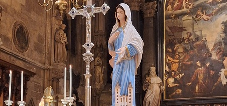 Medjugorje-Statue beim Friedensgebet 2024 im Wiener Stephansdom