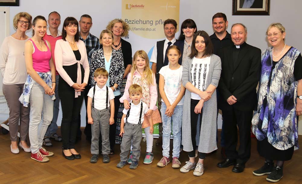 Absolventinnen und Absolventen des letzten Lehrgangs mit Rektor Dr. Reinhard Knittel und Lehrgangsleiterin Dr. Doris Kloimstein (rechts) / Diözese St. Pölten