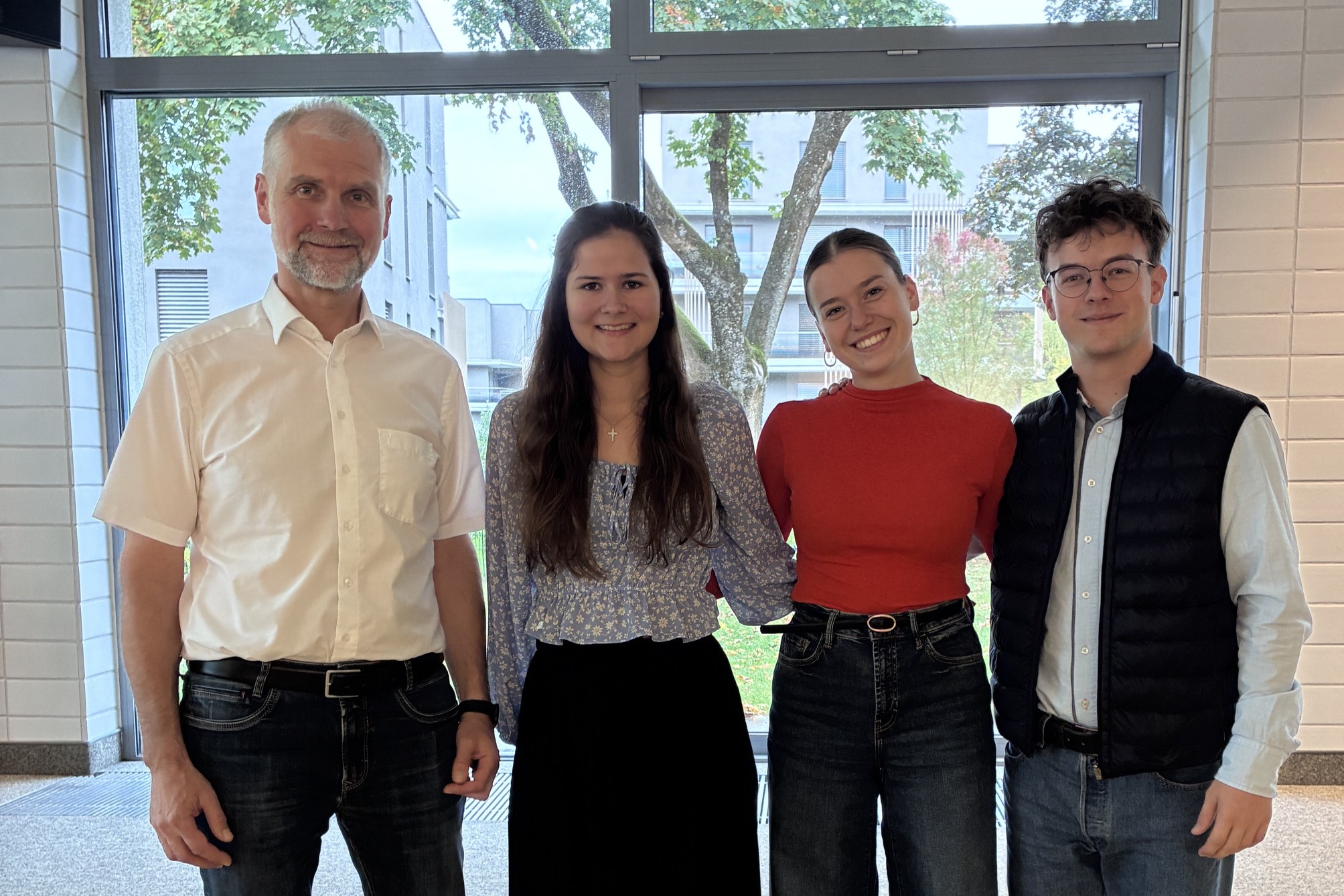 Bundesteam der KHJÖ (v.l.n.r.) Petr Slouk (Generalsekretär), Anna Köll (Bundesvorsitzende), Melanie Mattersberger (stellver. Bundesvorsitzende), Jonas Bentele (Finanzreferent) / KHJÖ Porträt des Bundesteams der Katholischen Hochschuljungend Österreichs, von links nach rechts Generalsekretär Petr Slouk, Bundesvorsitzende Anna Köll, stellvertretende Bundesvorsitzende Melanue Mattersberger und Finanzreferent Jonas Bentele