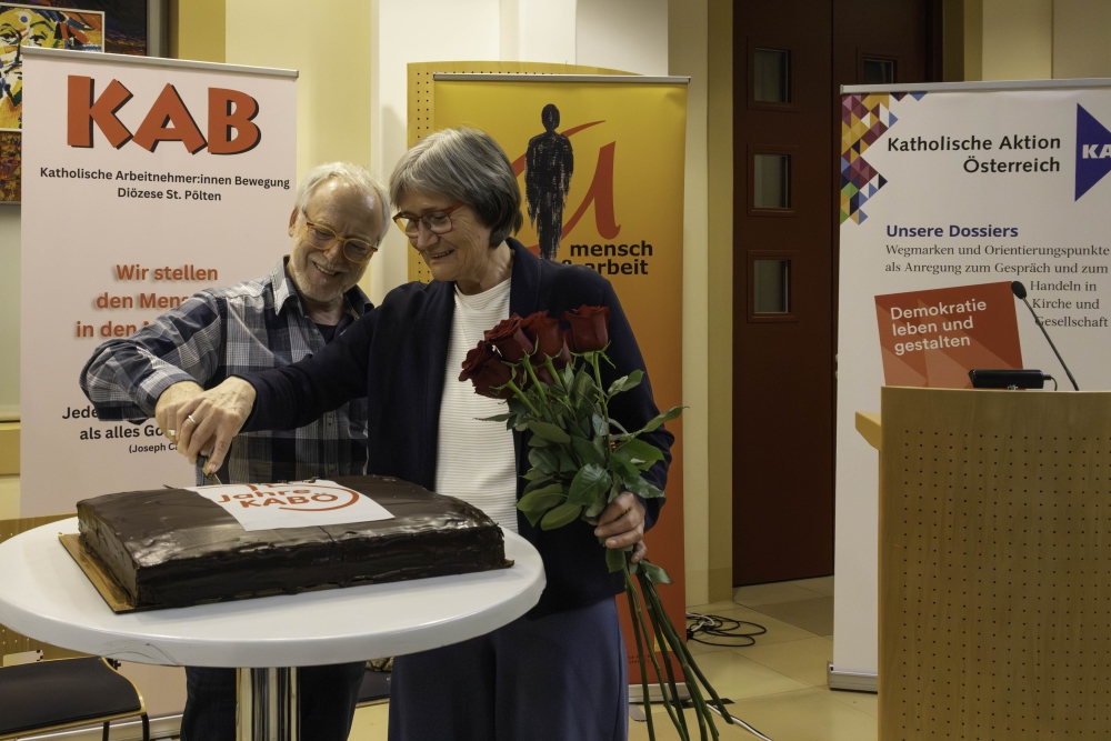 von links nach rechts Hubert Gratzer und Anna Wall-Strasser  schneiden eine Jubiläumstorte an