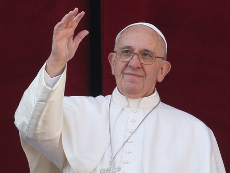 Papst Franziskus spendet Weihnachten den traditionellen Segen 'Urbi et orbi' (Der Stadt und dem Erdkreis) am 25. Dezember 2015 im Vatikan.