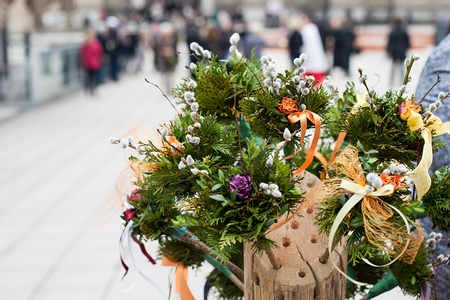 STADTANSICHTEN - Linz an der Donau - LINZ, Austria - 20 MAERZ 2016 - Foto: Martin Parzer - RELIGION - OSTERN - Palmsonntag in Linz - Palmweihe vor dem Linzer Mariendom - Neuer Dom - Kirche - Brauchtum - Palmbuschen - 