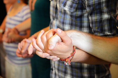 Händehalten beim 'Vaterunser'-Gebet