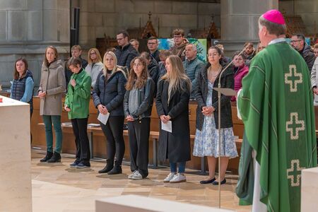 Im Religionsunterricht gehe es darum, auf Jesus zu verweisen und Menschen im Glauben anzustecken, so der Bischof.