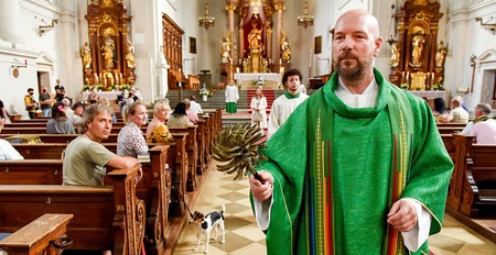 Himmel, Herrgott, Sakrament - Der richtige Mann - Ein mysteriöser Fremder kommt zu Hans Reiser, um zu beichten. Der Mann hält eine Waffe in der Hand und gibt an, seinen Bruder umbringen zu wollen, der ihm alles und zuletzt auch noch seine Frau genomm