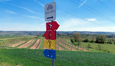 Wegschild 'Radln & Betn'