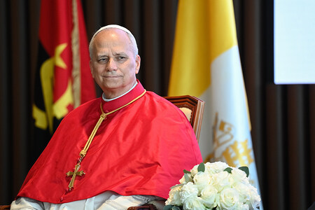 Papst Leo XIV. am 18. April 2026 bei einem Treffen mit Vertretern der Behörden, der Zivilgesellschaft und des diplomatischen Corps in Luanda (Angola).