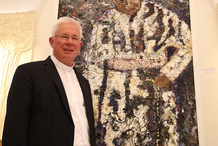 Medienempfang Erzdiözese SalzburgFoto: Franz Neumayr      17.5.2017Im Bild Erzbischof Franz Lackner vor einem Gemälde von Papst Johannes Paul II