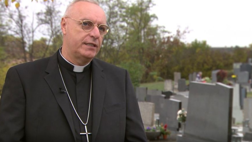 Bischof Zsifkovics im ORF-Interview auf dem Friedhof in Siegendorf / Screenshot ORF Burgenland