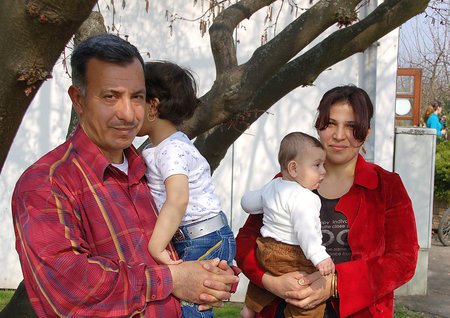 'Mehr Sicherheit als hier gibt es nicht'Die irakische Familie Al Khameesi bereitet sich im Grenzdurchgangslager Friedland auf eine Zukunft in Deutschland vor.Bild: Ebtesam Farhan und Sabah Al Khameesi mit ihren Kindern vor den Lagergebäuden.