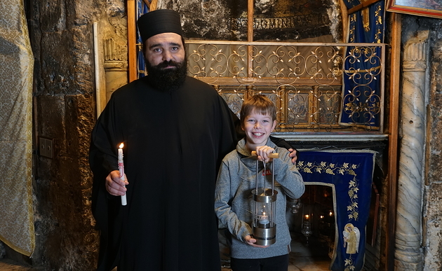 ?ORF-Friedenslicht? in Bethlehem entz?ndet / ORF BILD zu OTS - Niklas Lehner aus Vorchdorf entz?ndete in der Geburtsgrotte in Bethlehem das ?ORF-Friedenslicht?.