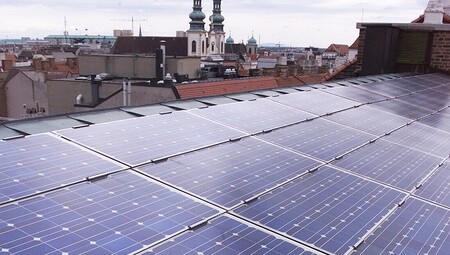 Photovoltaik-Panele auf einem Kirchendach in Wien
