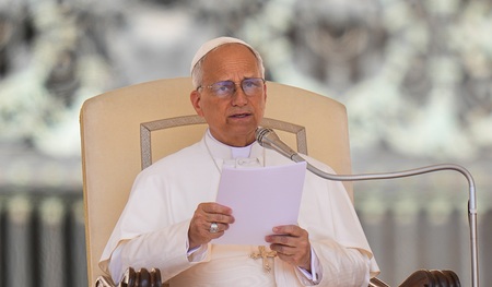 Papst Leo XIV. spricht bei der Generalaudienz am 25. Juni 2025 auf dem Petersplatz im Vatikan.