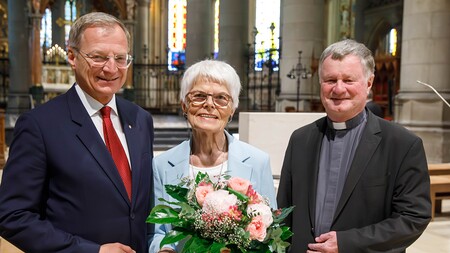 Gruppenbild Dom; Würdigung Jägerstätter-Botschafterin Erna Putz zum 80. Geburtstag