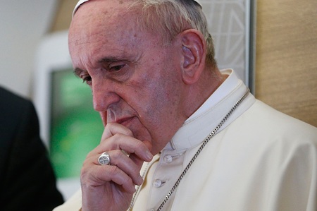 Papst Franziskus während der 'fliegenden Pressekonferenz' auf dem Flug von Bangui nach Rom am 30. November 2015.