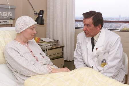 Krankenhausseelsorge am AKH (Allgemeines Krankenhaus in Wien). Josef Kirnbauer (ehranamtlich) mit Patientin. 28.2.2001Franz Josef Rupprecht, A-7123 M?nchhof, Bank: Raika M?nchhof (BLZ 33054), Kto.: 17.608