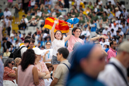 Gläubige bei Gebetsvigil mit Papst Leo im Olympiastadion in Barcelona