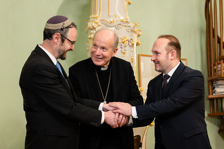 v.l.: Oberrabbiner Jarom Engelmayer, Kardinal Christoph Schönborn, IGGÖ-Präsident Ümit Vural bei der Unterzeichnung am 9. Jänner 2025 in Wien