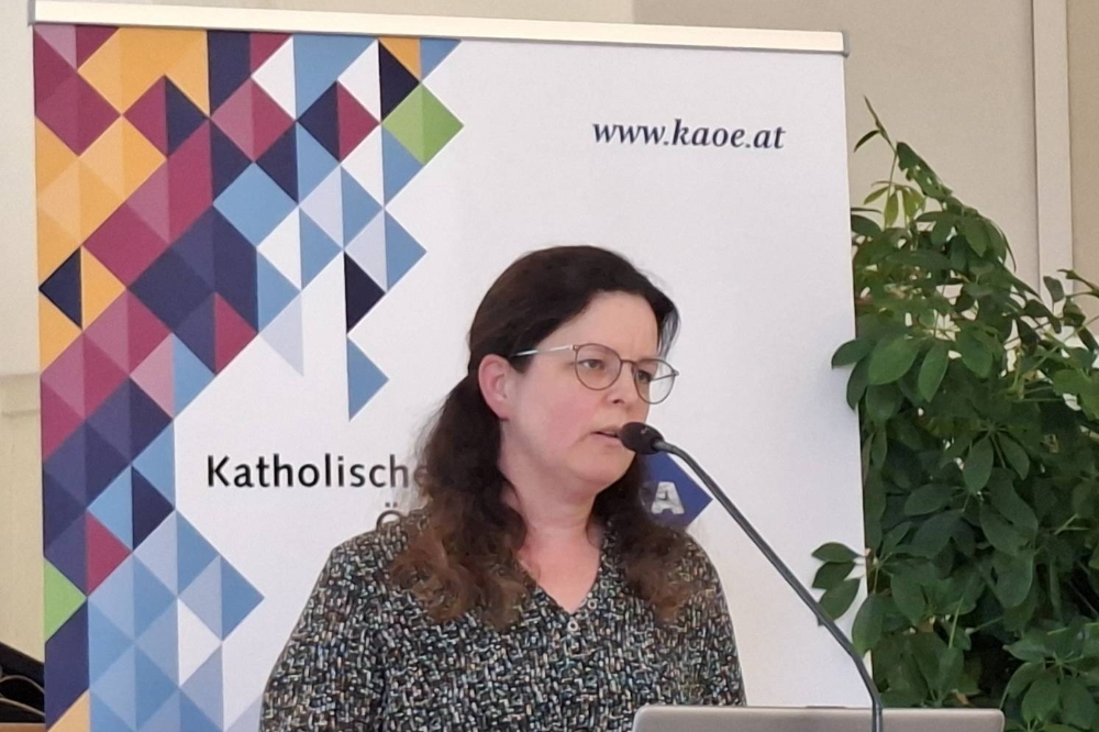 Sigrid Rettenabcher beim Vortrag