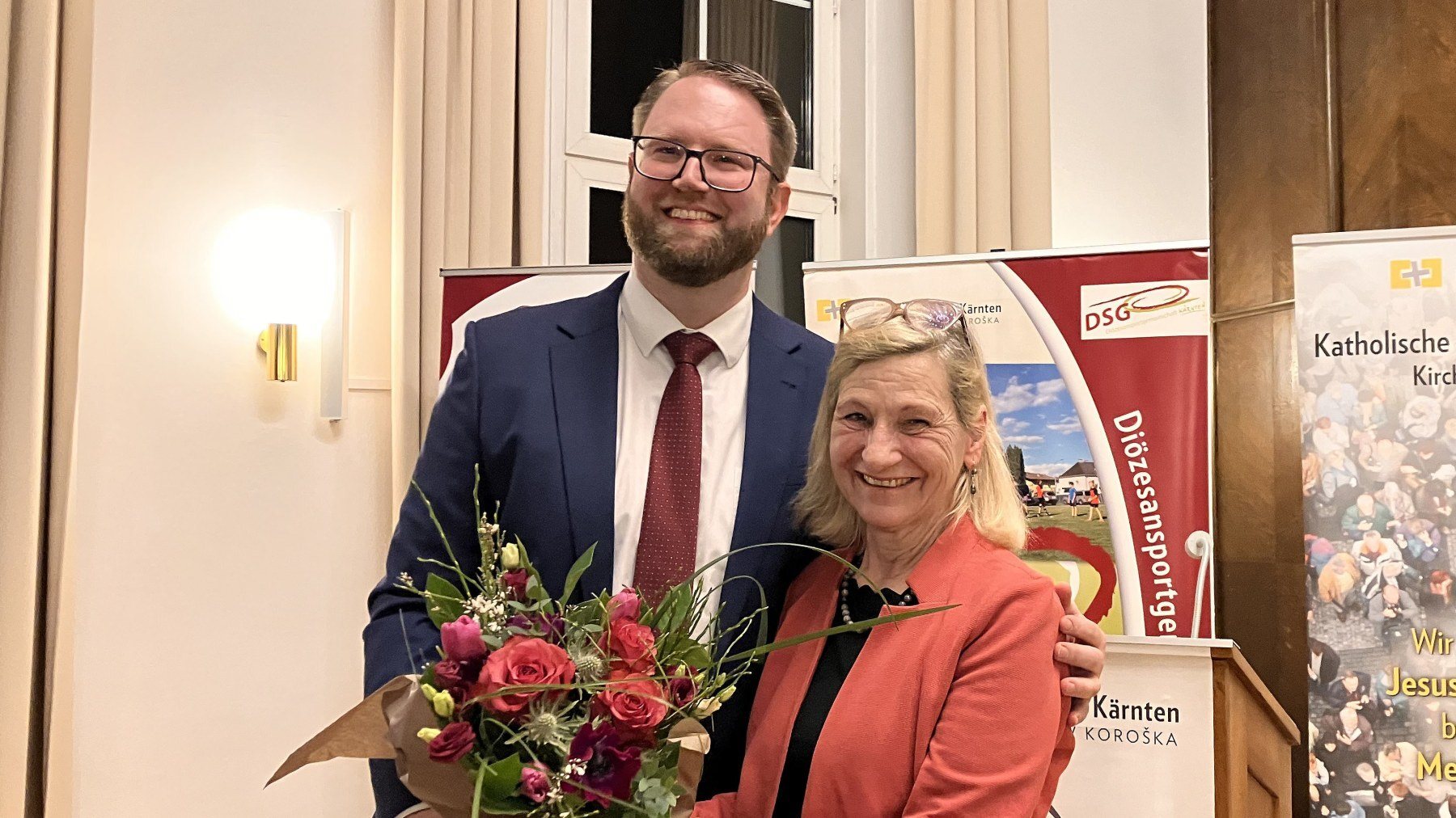Marc Germeshausen übergibt Rolanda Honsig-Ehrlenburg einen Blumenstrauß