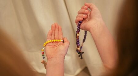 Glettler: Rosenkranz als 'wirkmächtiges Friedensgebet' neu entdecken