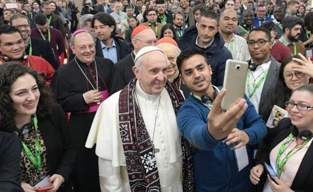 Papst Franziskus mit Jugendlichen beim Vortreffen zur Jugendsynode / Vatican Media
