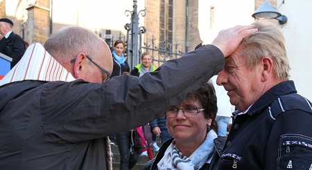 Priester spendet Segen