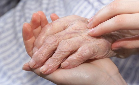 Alte und junge Hand / kathbild.at/Rupprecht