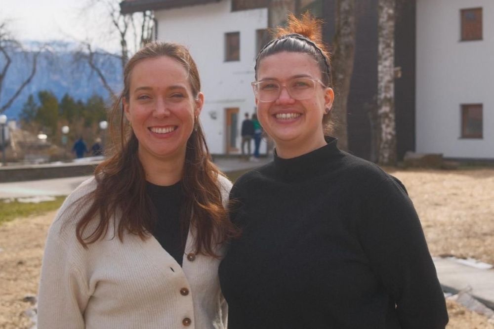 Porträt der Bundesvorsitzenden der Katholischen Jungschar Österreichs von links nach rechts Veronika Schippani-Stockinger und Martina Erlacher