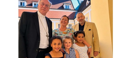  Bischof Alois Schwarz mit Alice und Peter Pitzinger (Vorsitzender des NÖ Katholischen Familienverbandes) und deren Enkelkinder