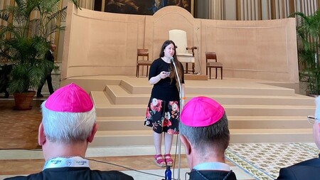 Junge Wienerin bei Neugetauften-Treffen mit Papst Leo XIV. in Rom