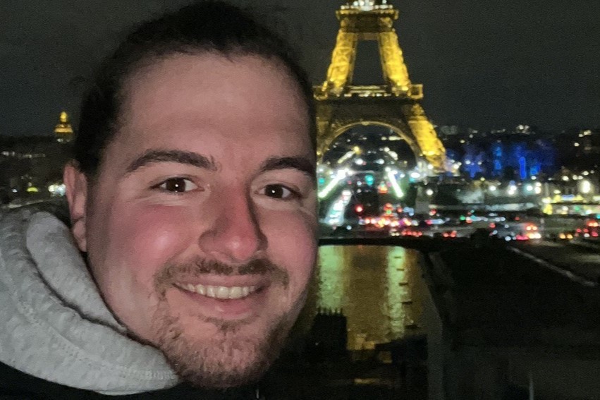 Porträt des Vorsitzenden der Katholischen Jugend Österreich Rafael Haigermoser bei Nacht in Paris 