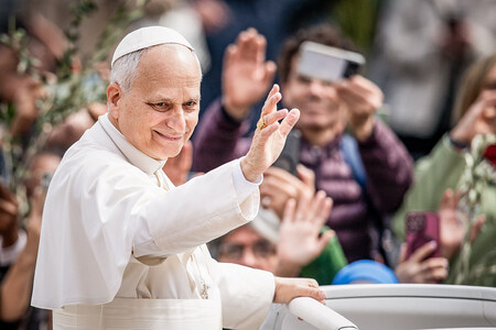 Papst Leo XIV. winkt aus dem Papamobil an Palmsonntag, dem 29. März 2026, auf dem Petersplatz im Vatikan.