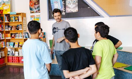 Gesch?ftsf?hrer Mag. Dominik Knes beim 'Perspektivenwechsel' in einer Grazer Schule