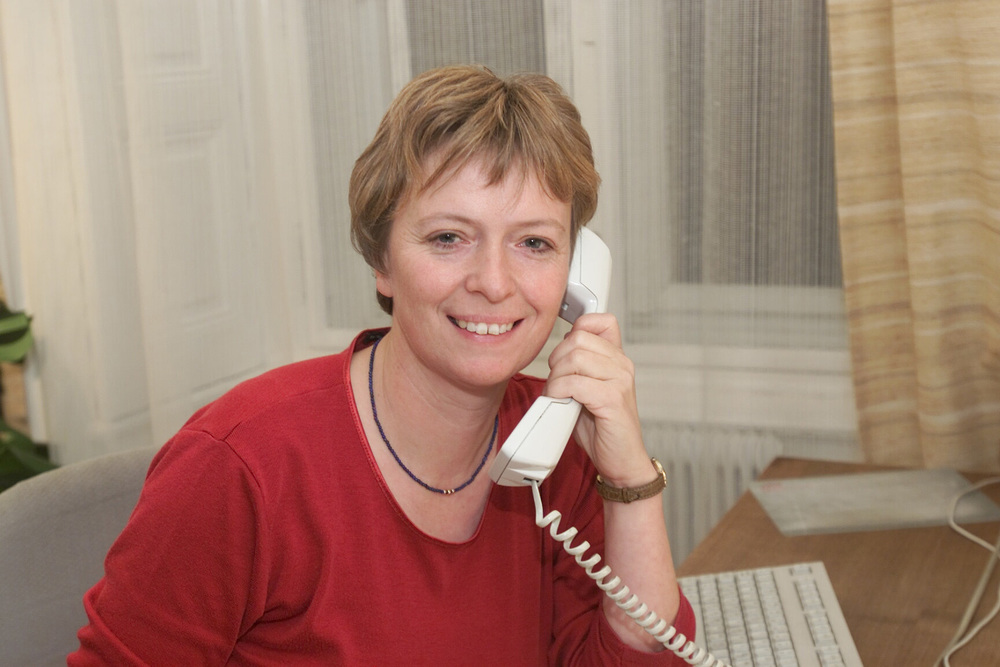 Telefonseelsorge.Marlies Matejka hat f?r Sorgen der Anrufer ein offenes Ohr - und ein L?cheln.Wien, 20.11.2001? Franz Josef Rupprecht; A-7123 M?nchhof; Bank: Raiffeisenkasse M?nchhof (BLZ: 33054), Kto.: 17.608