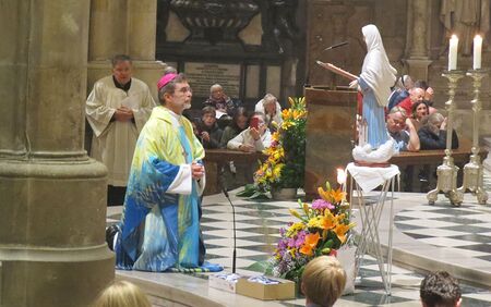                     Erzbischof Josef Grünwidl beim Medjugorje-Friedensgebet im Wiener Stephansdom            