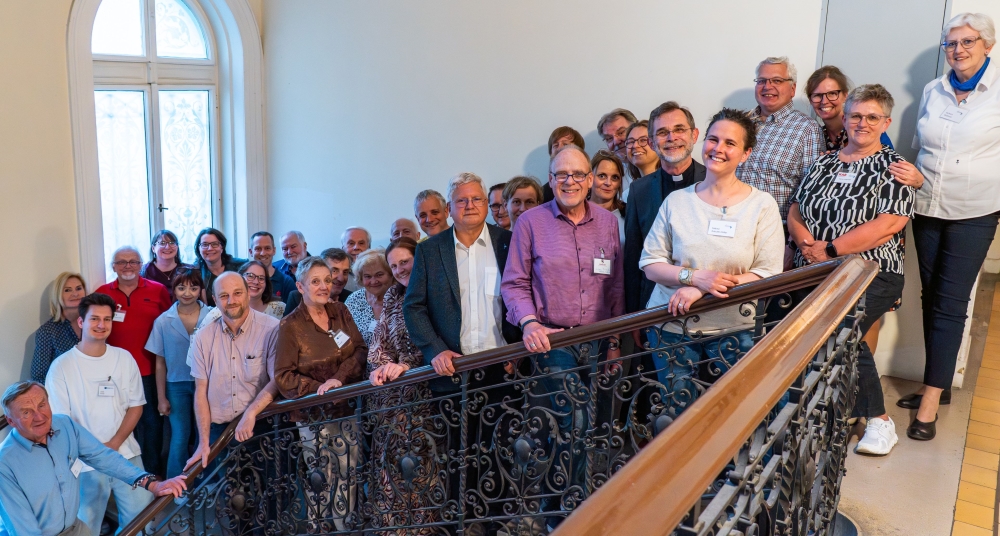 Erzbischof Grünwidl zu Gast im Otto-Mauer-Zentrum bei der Vollversammlung aller Gliederungen der Katholischen Aktion der EDW - von der Kath. Jungschar bis zum Umweltbüro / KA / Schachinger Gruppenfoto der Teilnehmenden der Vollversammlung im Stiegenhaus