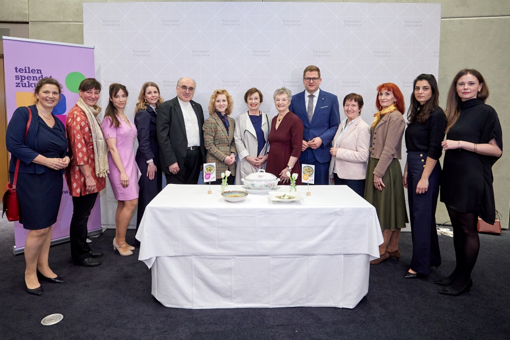 Gruppenfoto der Vertreter:innen der teilnehmenden Organisationen an der Veranstaltung zum Familienfasttag der Katholischen Frauenbewegung Österreich im Parlament