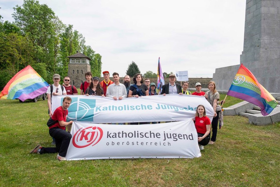Vertrerter:innen der Katholischen Jugend und Jungschar bei der Gedenk- und Befreiungsfeier Mauthausen 2026 / © Diözese Linz / Samuel Haijes Vertreter:innen der Katholischen Jugend und Jungschar mit Banner ihrer Organisationen