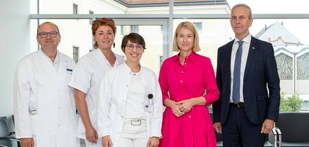 v.l.: OA Dr. Bernhard Reiter (Leiter der Palliativstation am Ordensklinikum Linz Elisabethinen), DGKP Anita Honeder (stv. Stationsleiterin am Ordensklinikum Linz Elisabethinen), Dr.in Isabelle Allmendinger (Ordensfrau und Palliativmedizinerin am Orde