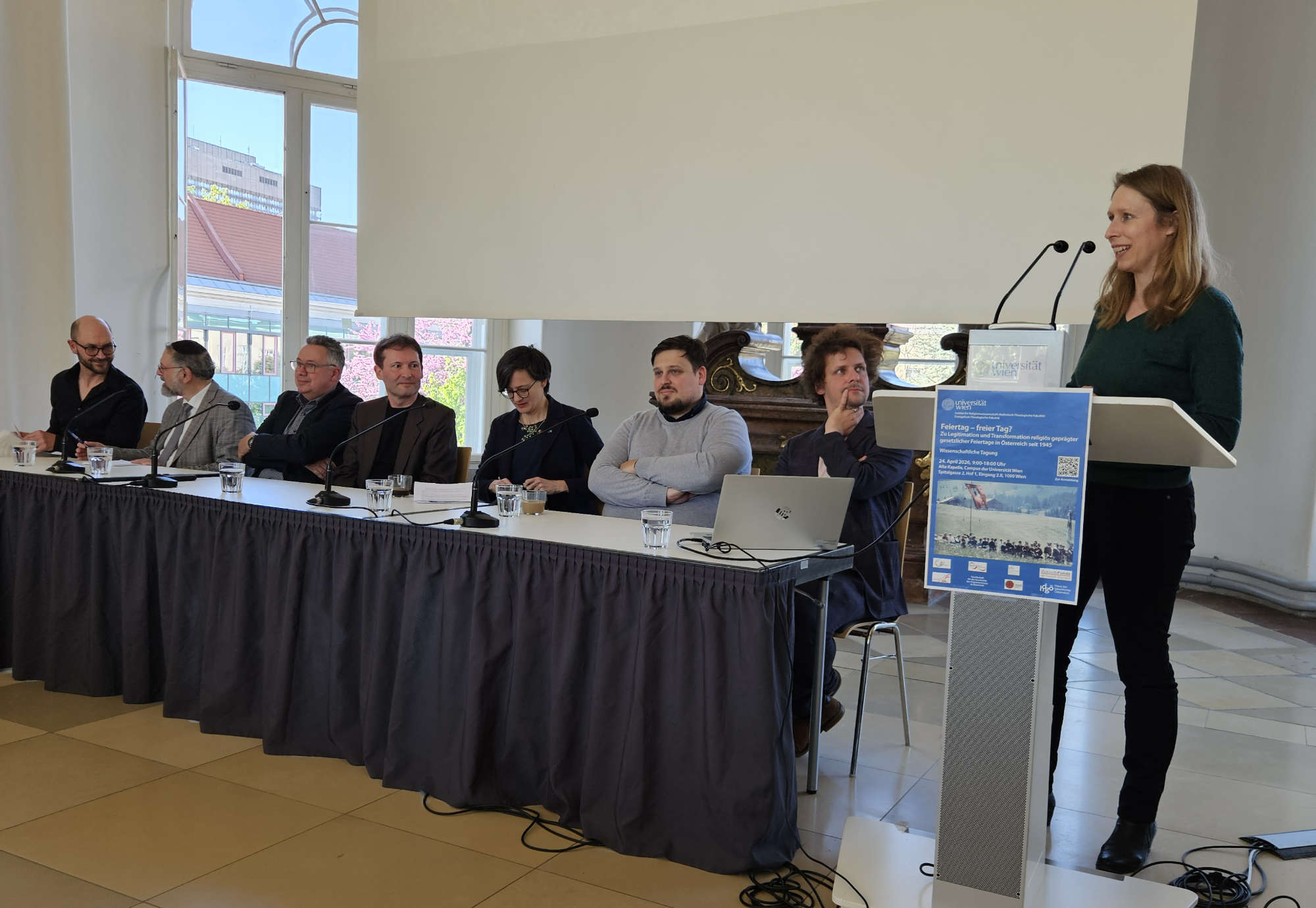 Personen am Podium der interreligiösen Tagung zu Feiertagen