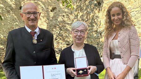 Landeshauptmann Anton Mattle mit Sr. Judit Nötstaller SSND bei der Verleihung des Verdienstkreuzes des Landes Tirol im Schloss Tirol.