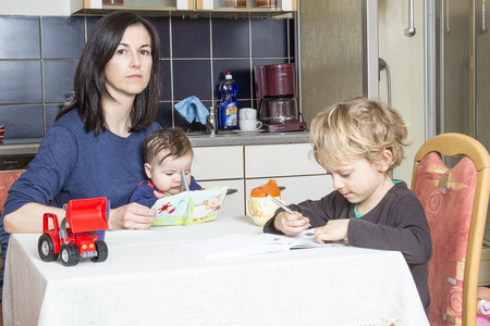 Vor allem kinderreiche Familien und Alleinerzieherinnen sind armutsgefährdet / Stephan Friesinger / gemeinfrei