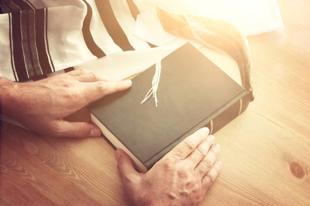 Ein betender Jude hält sein Gebetsbuch