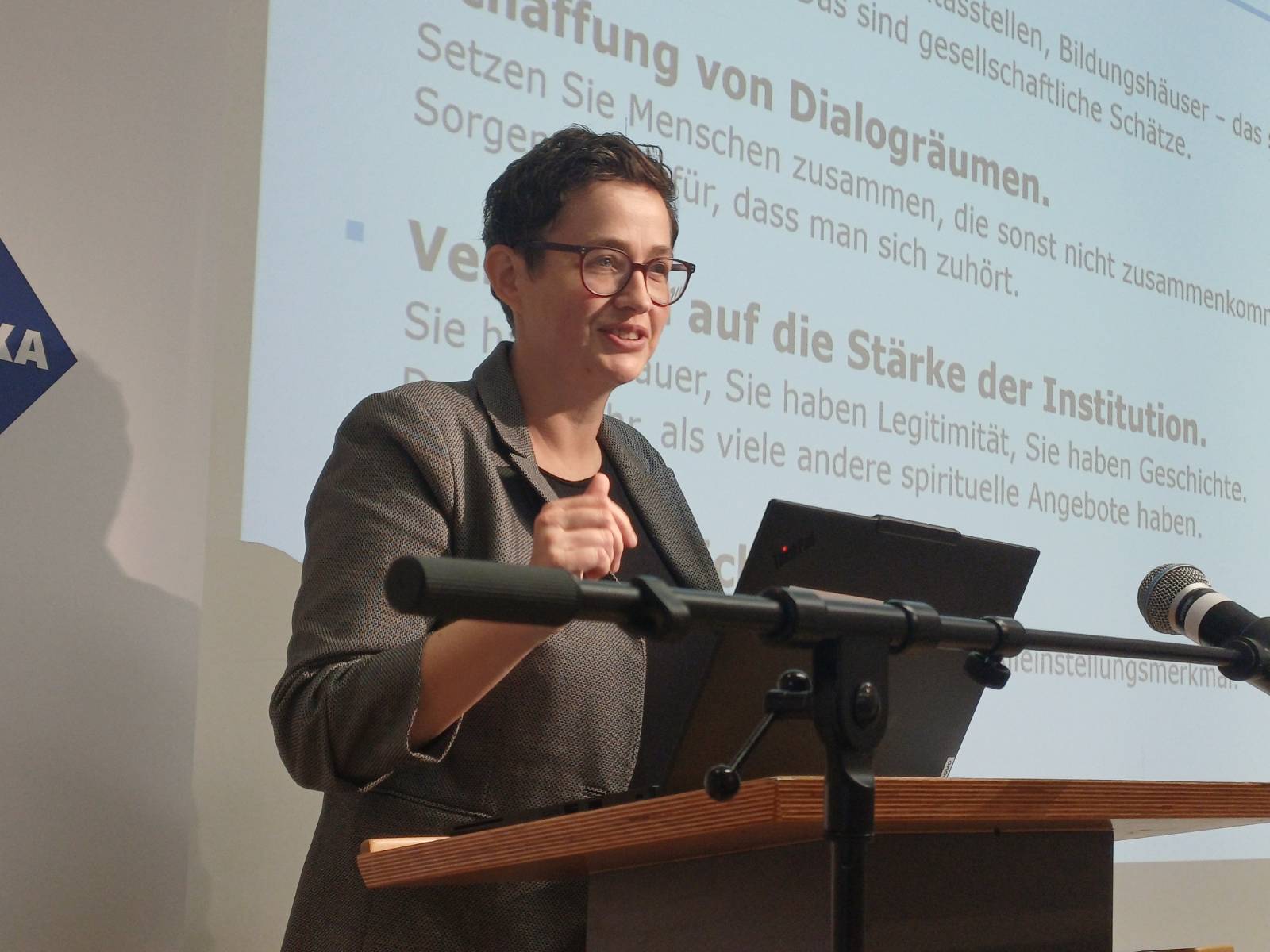 Die Wissenschaftlerin Miko-Schefzig hält einen Vortrag