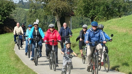 Mehrere Teilnehmer des 'Wir radeln in die Kirche' Event der Diözese St. Pölten am 20. September