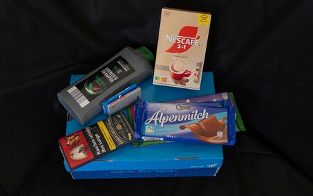 Schuhkarton mit Weihnachtsgeschenken für Häftlinge