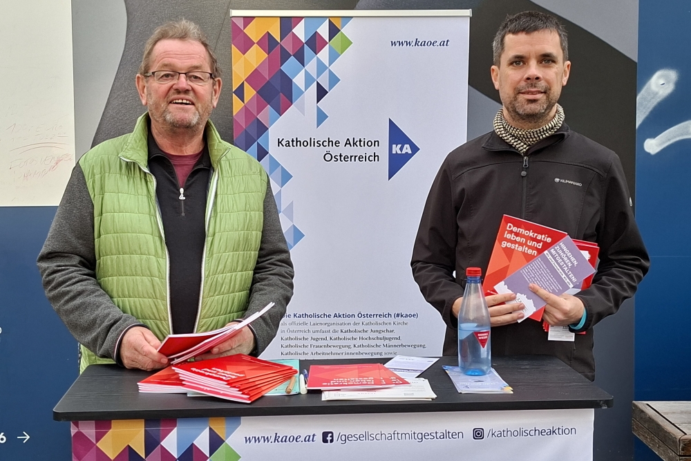 Links Präsident der Katholischen Aktion Österreich Ferdinand Kaineder und Vizepräsident der KAÖ Thomas Immervoll rechts beim Dialogstand auf der Straße