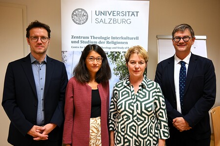 Gespräch am 28. September 2026 an der Universität Salzburg im Rahmen des 20-Jahr-Jubiläums des 'Zentrums Theologie Interkulturell und Studium der Religionen' - v.l.: Prof. Martin Dürnberger, Alena Höfer, Melitta Mueller-Hansen, Prof. Martin Rötting